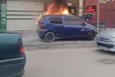 Bursa’da park halindeki otomobil alev alev yandı