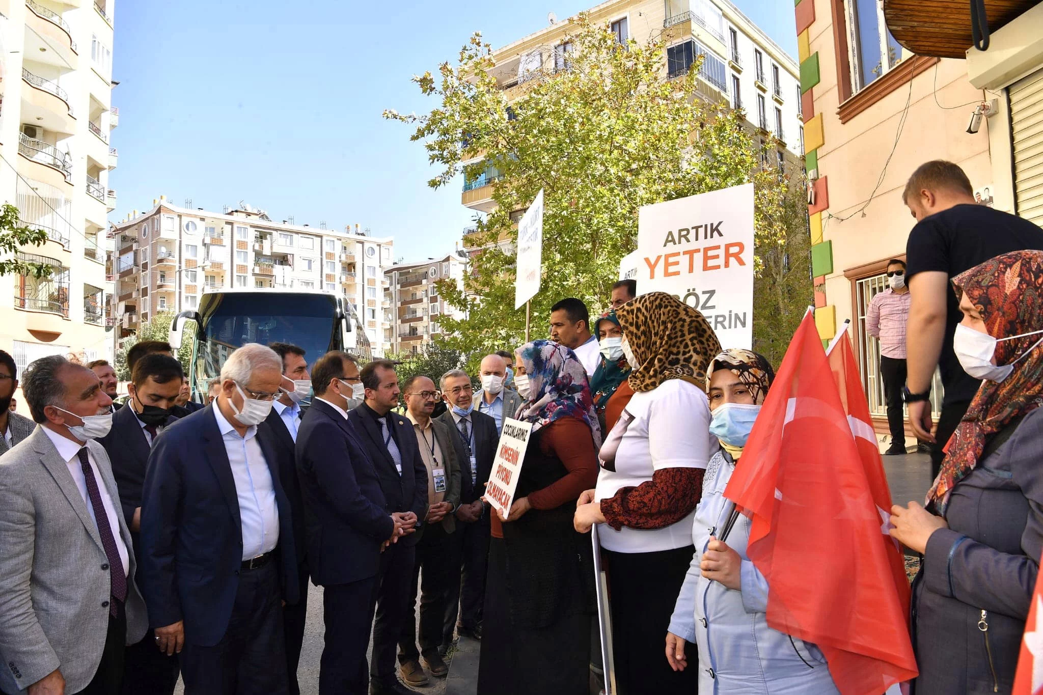 Hakan Çavuşoğlu ve Bursa heyeti Diyarbakır annelerini ziyaret etti