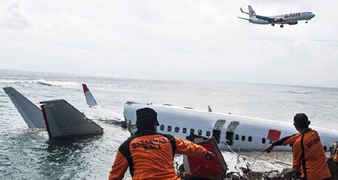 Endonezya’da radardan çıkan yolcu uçağı düştü