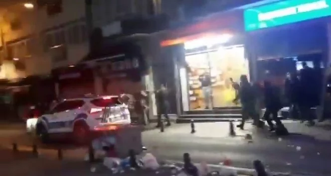 Kadıköy’de polis araçlarına böyle saldırdılar