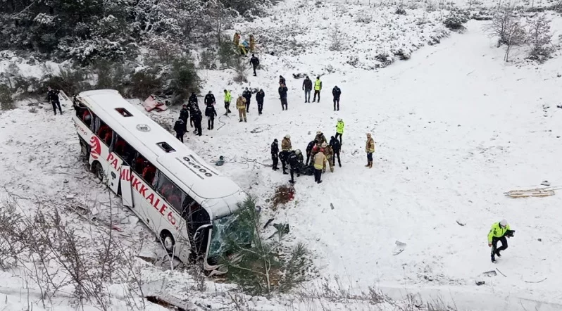 Kuzey Marmara Otoyolu’nda yolcu otobüsü şarampole devrildi: 3 ölü, 15 yaralı