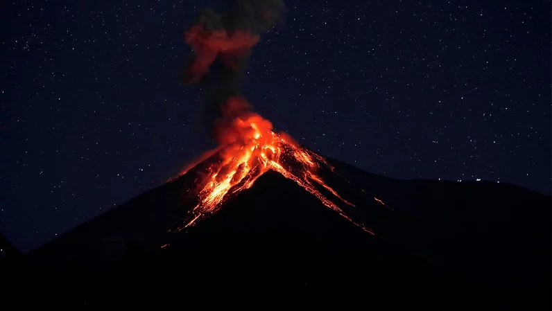 Guatemala’daki Fuego Yanardağı’nda patlama