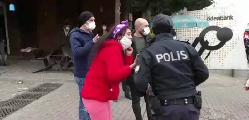 Maskesiz kadın önce polise saldırdı, ardından çığlık atarak kaçmaya başladı