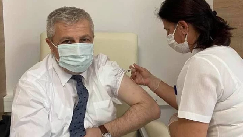 İl Sağlık Müdürü Dr.Yavuzyılmaz, aşının 2. dozunu yaptırdı.