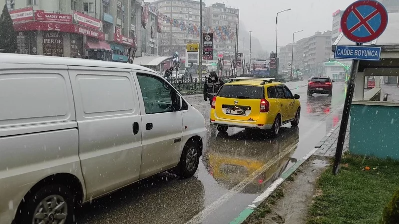 Bursa şehir merkezinde yoğun kar başladı…