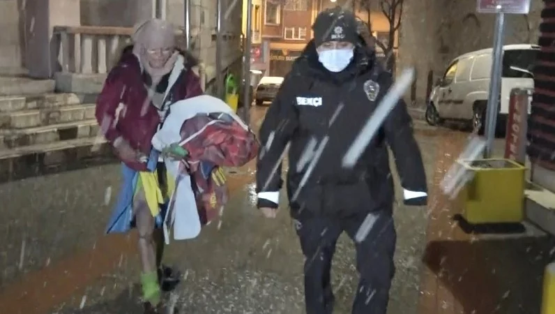 Sokakta donmak üzere olan evsiz kadını polis kurtardı