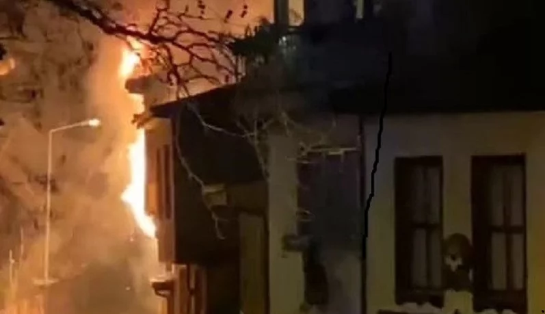 Bursa’da 2 katlı ahşap bina alev alev yandı