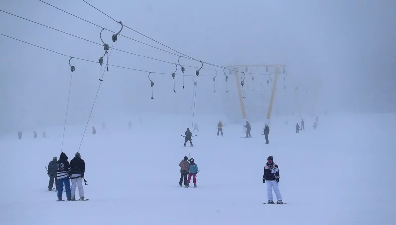 Uludağ’da sis ve tipi kayakçıları durduramadı