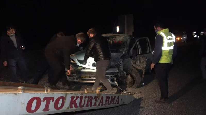 Bursa’da iki araç kafa kafaya çarpıştı: 11 yaralı