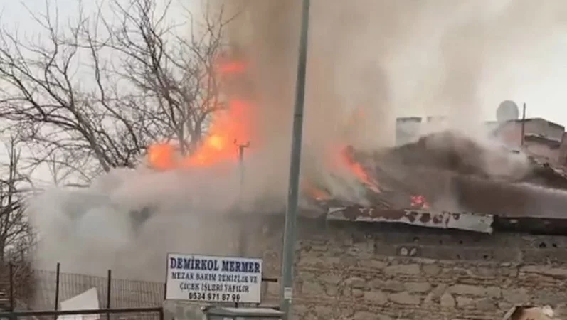 Bursa’da tek katlı tarihi bina alev alev yandı
