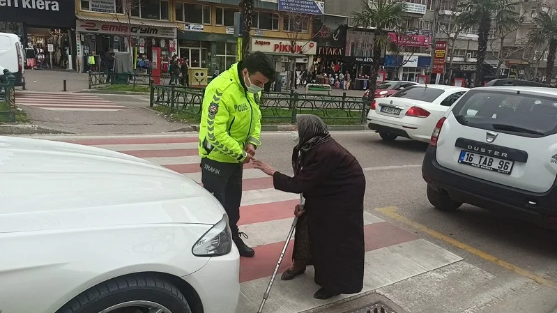Kadınlar Günü’nde trafik, 83 yaşındaki Firdevs teyze için durdu
