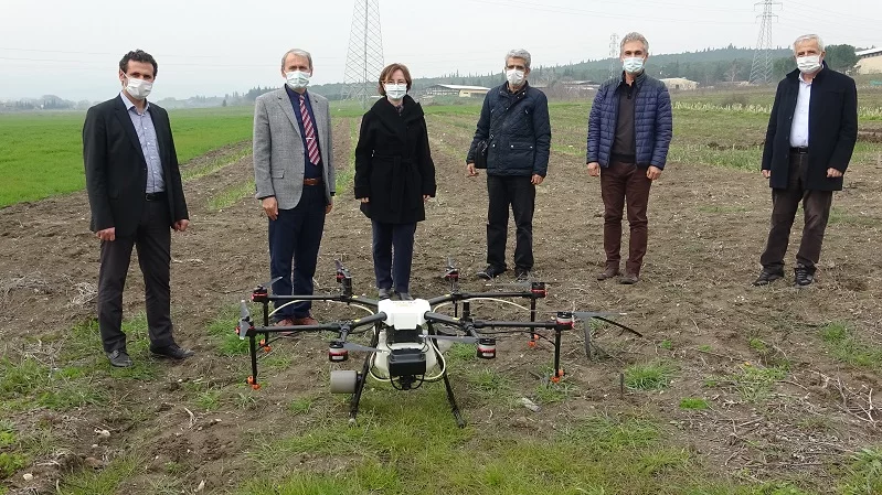 Üniversitenin buğdayları drone ile ilaçlandı
