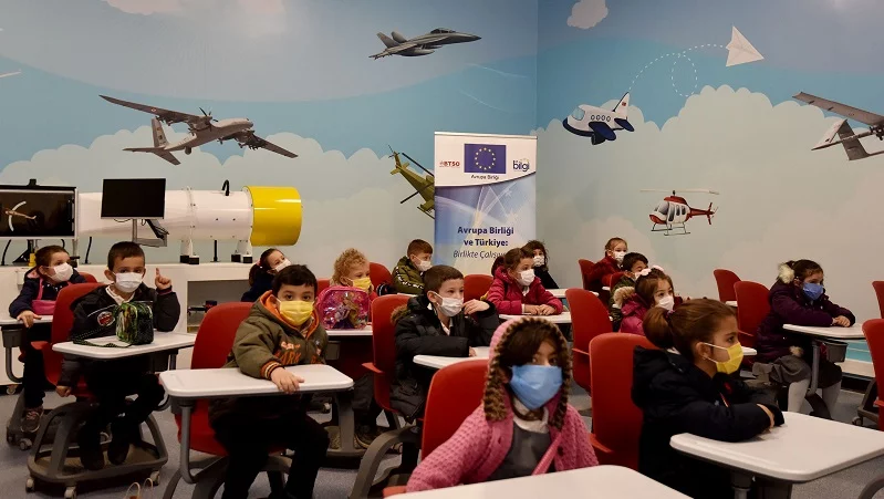 Çocuklar GUHEM’de astronot kıyafeti giydi, uçak kullandı