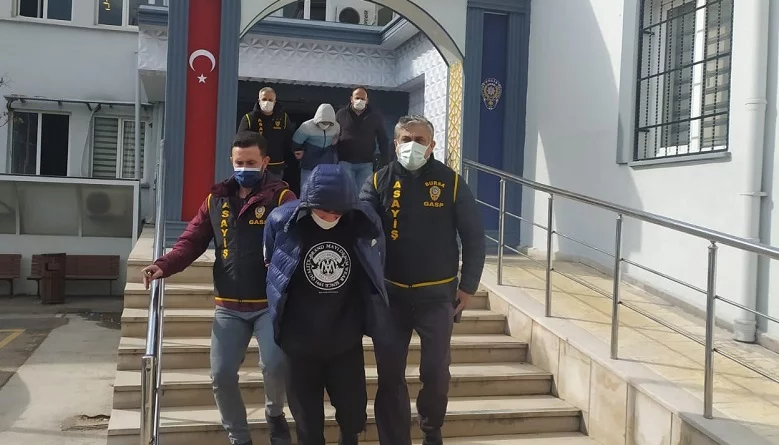 Bursa’da çalıntı kıyafetlerle PTT soygunu yapan hırsızlar yakalandı