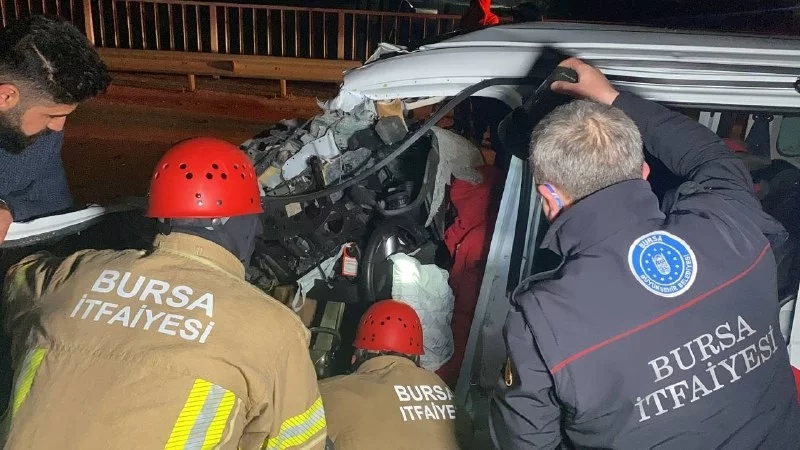 Bursa’da araç TIR’ın altına girdi: 1 ölü 2 ağır yaralı