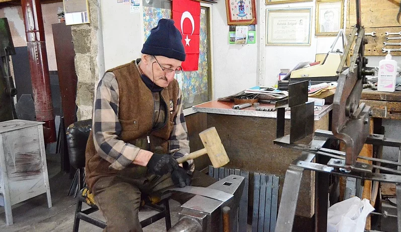 Bursalı 72 yaşındaki soba ustası gençlere taş çıkarıyor
