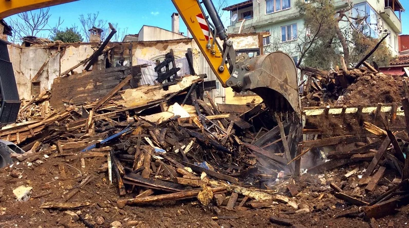 Yanan bina belediye ekipleri tarafından gece saatlerinde yıkıldı