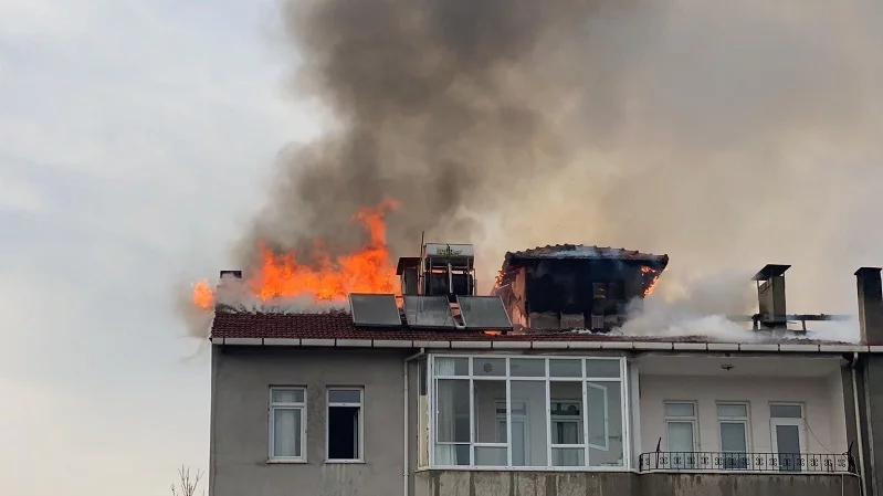Korkutan yangın: Apartman tahliye edildi