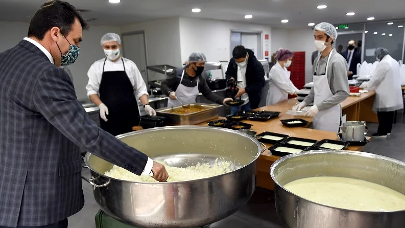 Osmangazi’de, günlük 2 bin 500 kişiye sıcak yemek