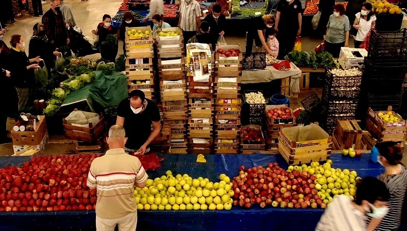 Vatandaşlar pazarlara akın etti…Marketlerin büyük oyunu