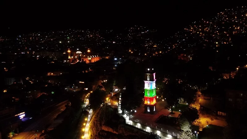 Bursa’nın tarihi Tophane Saat Kulesi Filistin bayrağı renklerinde ışıklandırıldı
