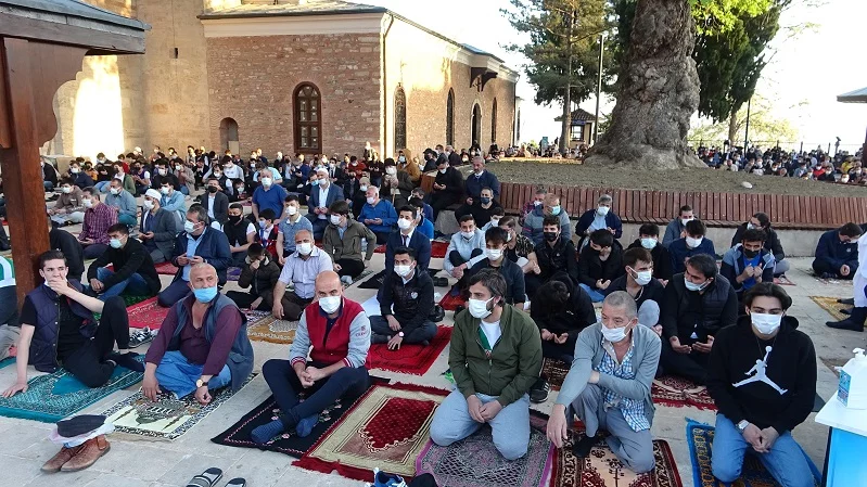 Bursa Emirsultan Camii Ramazan Bayramında doldu taştı