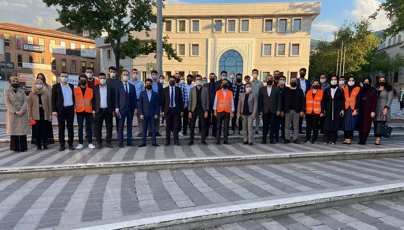 AK gençler Bursaspor’un 58. yaş coşkusunu vatandaşlarla paylaştı