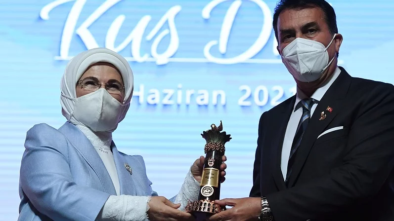 Emine Erdoğan’dan Dündar’a ‘vakıf insan’ ödülü