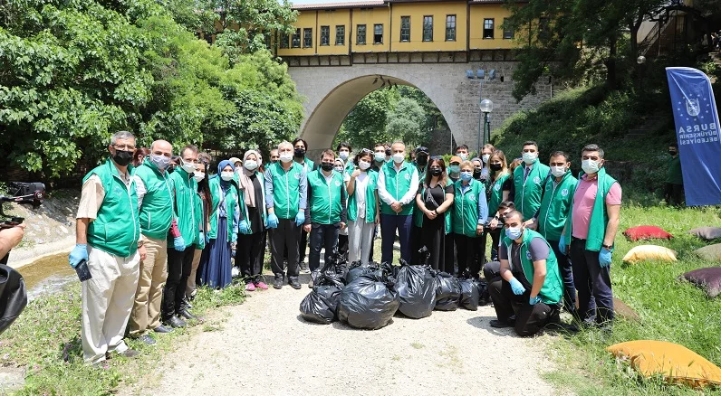 Başkan Aktaş Dünya Çevre Gününde çöp topladı