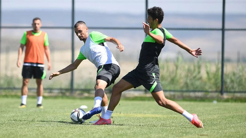 Bursaspor’un genç oyuncuları forma savaşı veriyor
