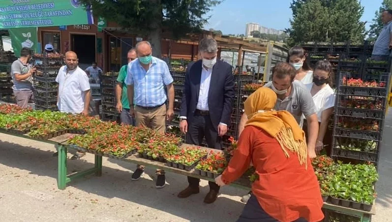 Bursa’da mezarlık ziyaretçilerine ücretsiz çiçek