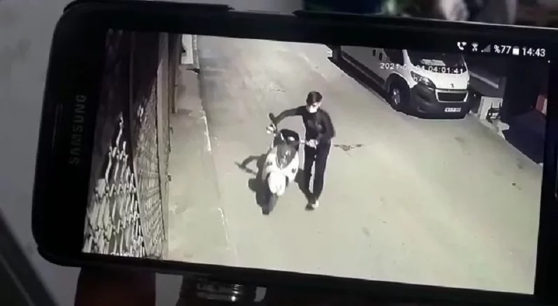 Saniyeler içerisindeki motosiklet hırsızlığı kameralara yansıdı