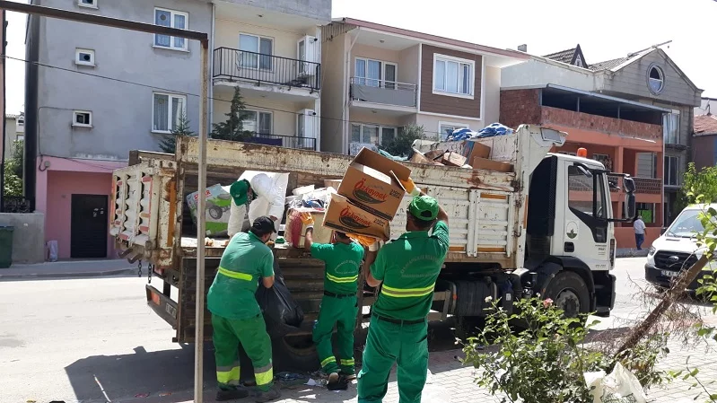 Çöp evden 10 kamyon çöp çıkarıldı