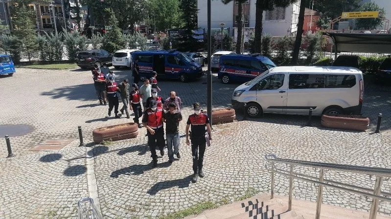 Jandarma ekiplerinin durdurduğu araçtan uyuşturucu çıktı: 5 gözaltı