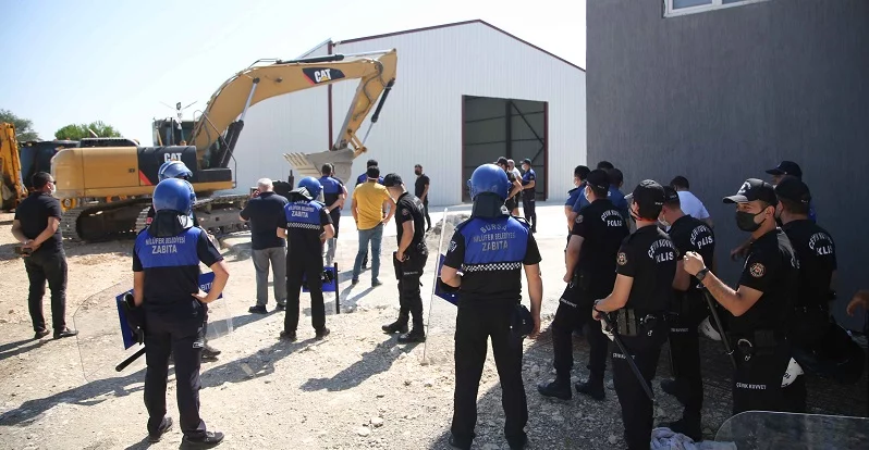 Kaçak fabrika binası ikinci kez yıkıldı