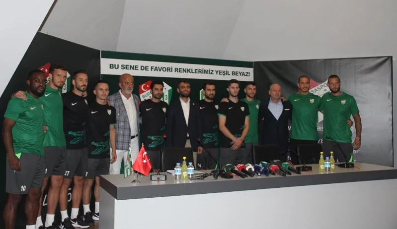 Bursaspor yeni transferleri için toplu imza töreni düzenledi
