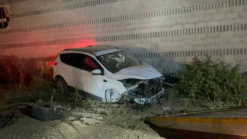 Duvara çarparak kaza yapan sürücü olay yerinden kaçtı