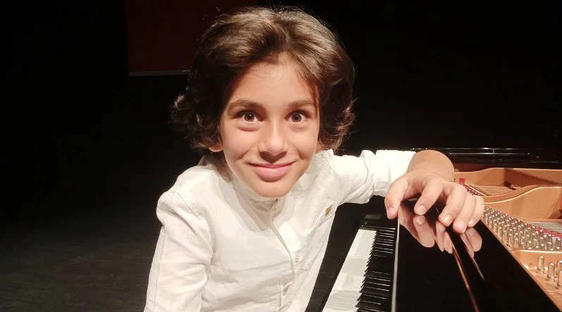 4 yaşında piyano çalmayı öğrenen 8 yaşındaki Ali ödüle doymuyor