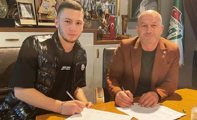 Bursaspor, Şamilcan Bahçeli’yle profesyonel sözleşme imzaladı