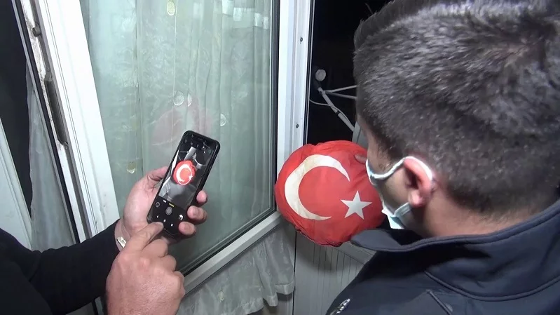 Bursa’da polisin Türk bayrağı hassasiyeti