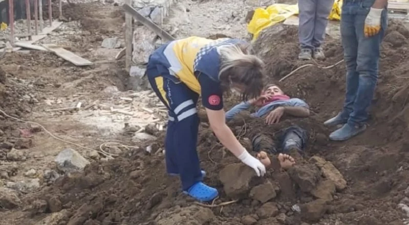 Elektrik akımını kapılan işçiyi toprağa gömdüler