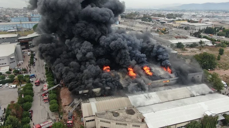 Tekstil fabrikasındaki büyük yangın drone ile havadan böyle görüntülendi
