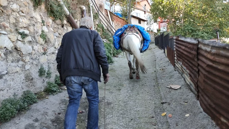 Araçların girmediği mahalleye atıyla yük servisi yapıyor