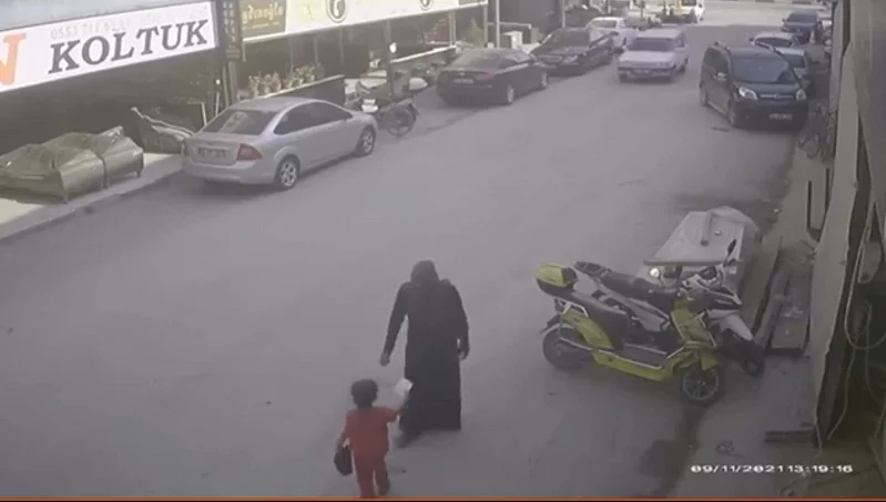 Çocuğa hırsızlık yaptıran kadın kameraya yakalandı