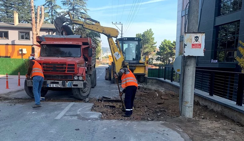 Osmangazi’de bozulan yollar asfaltla yenileniyor
