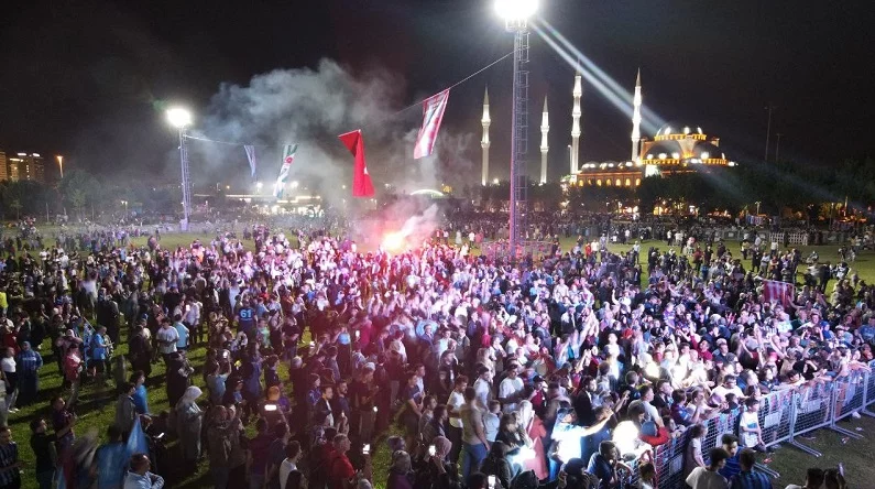 Bursa’da on binlerce kişi Trabzonspor’un şampiyonluğunu kutladı