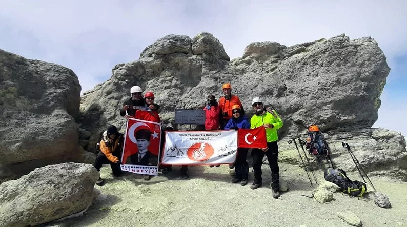Dağcılar İran’ın en yüksek dağında Türk Bayrağı dalgalandırdı