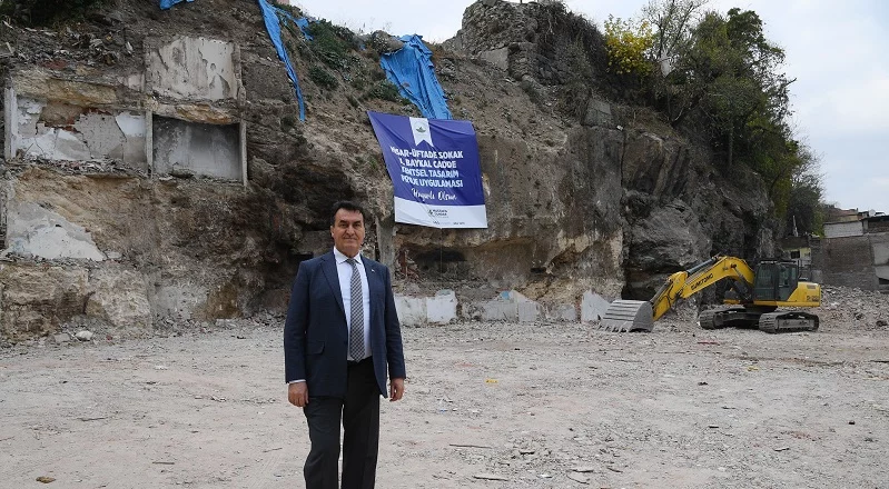 Bursa’da binalar yıkılıyor, tarihi surlar ortaya çıkıyor