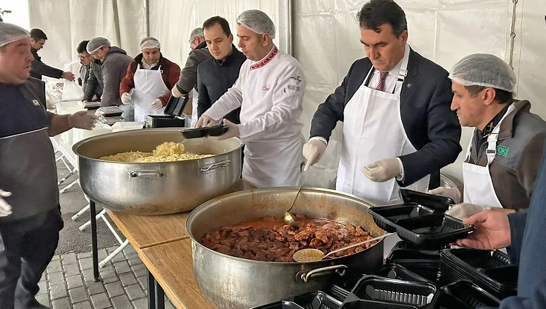 Başkan Dündar’dan vatandaşlara iftar yemeği