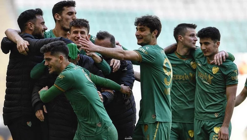 TFF 2. Lig: Bursaspor: 3 – Bayburt Özel İdare Spor: 1
